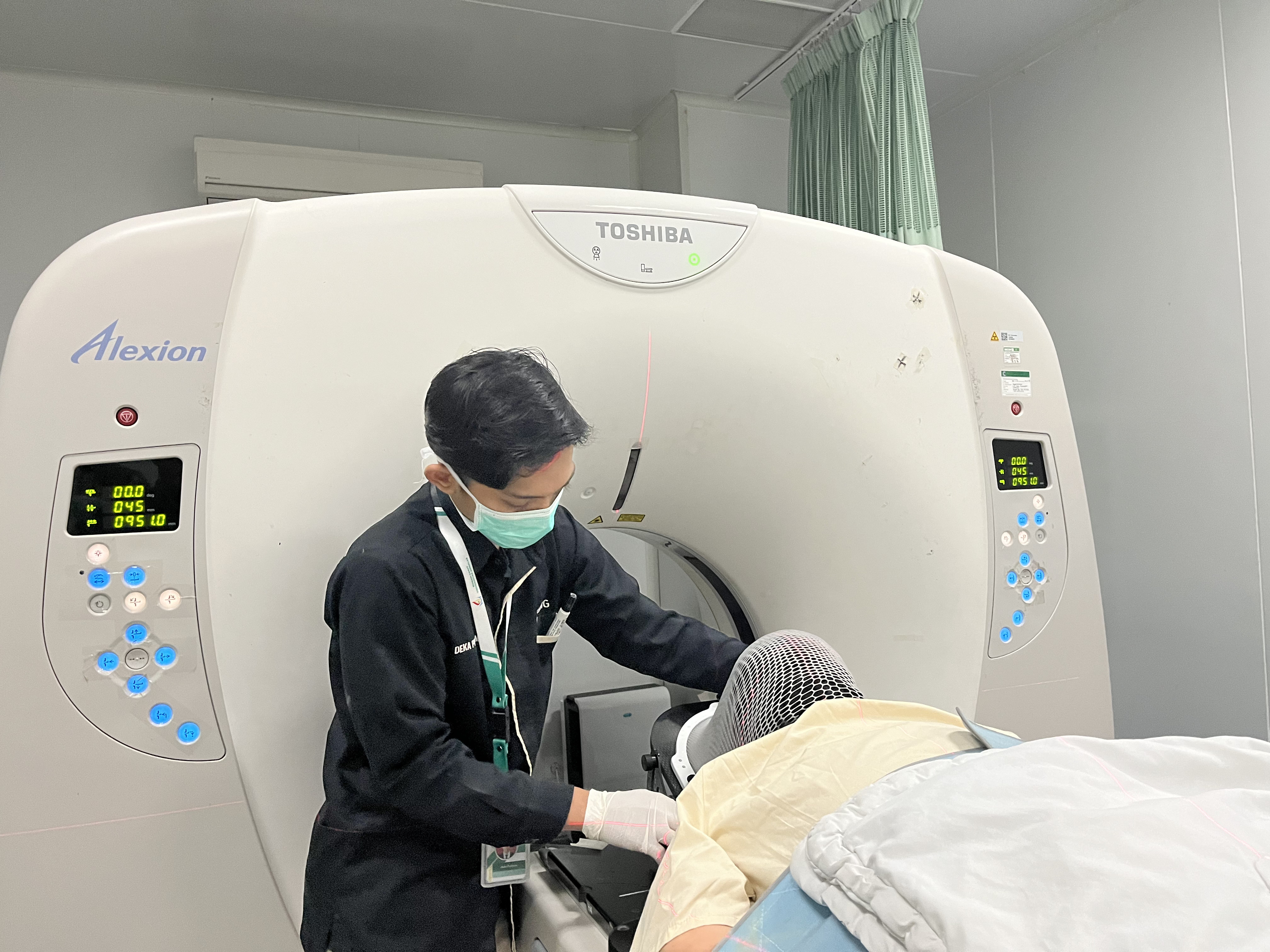 Pasien diposisikan pada CT Simulator untuk simulasi radioterapi